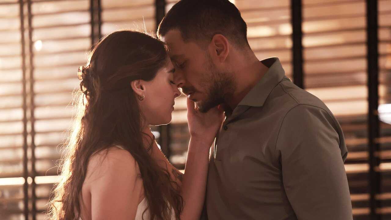 AR - مسلسل متاهة الحب مدبلج 1