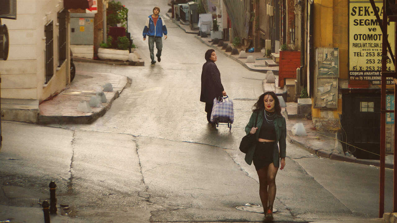 Crossing - Auf der Suche nach Tekla (2024) 0