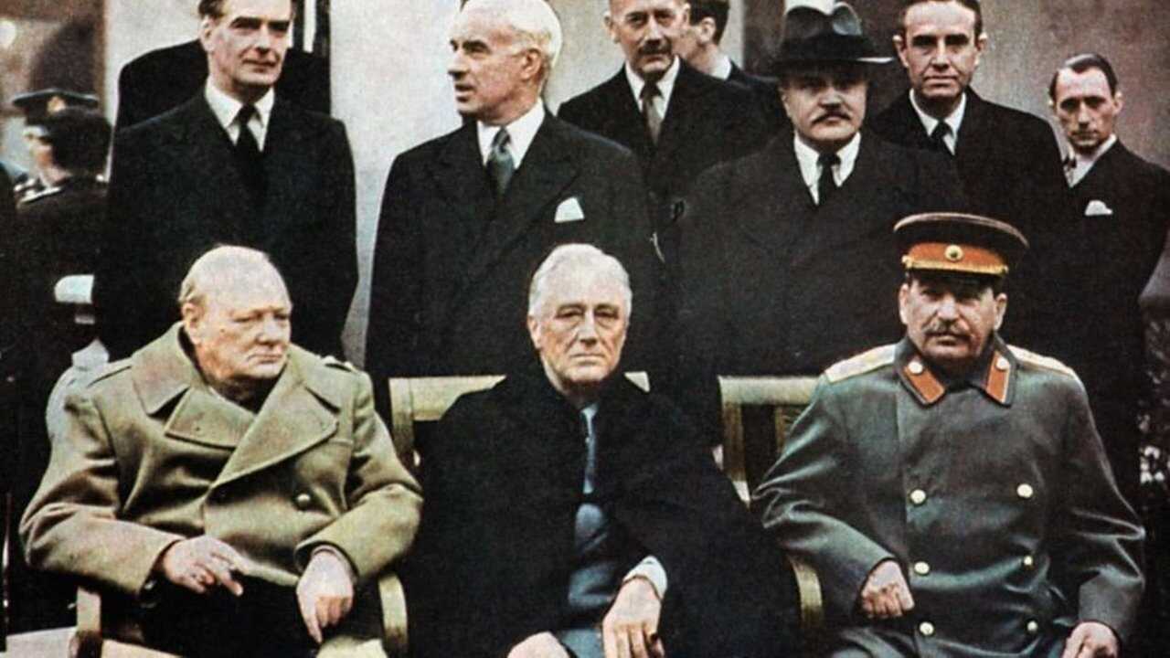 Churchill, Roosevelt et Staline - La route vers Yalta (2025) 0