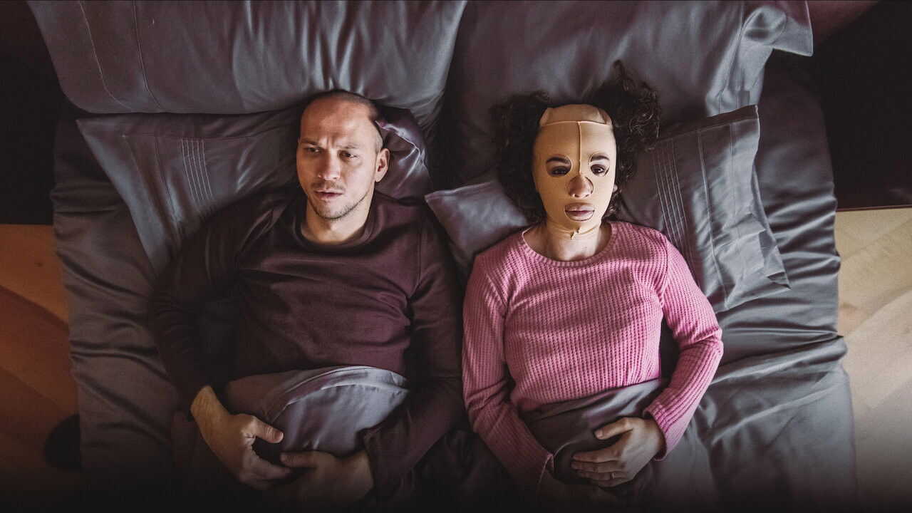 FR - Une famille en vrille (2022) (TR) 1