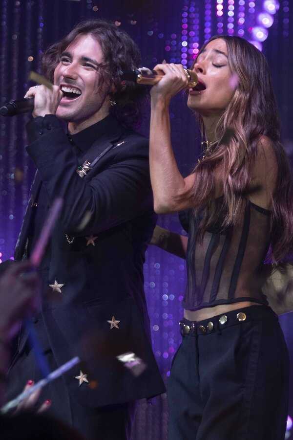 Solo amor y mil canciones (2022) 0