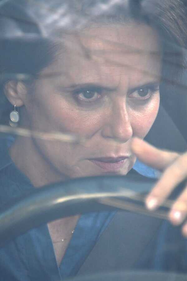 تحت سيطرتها (2022) 0