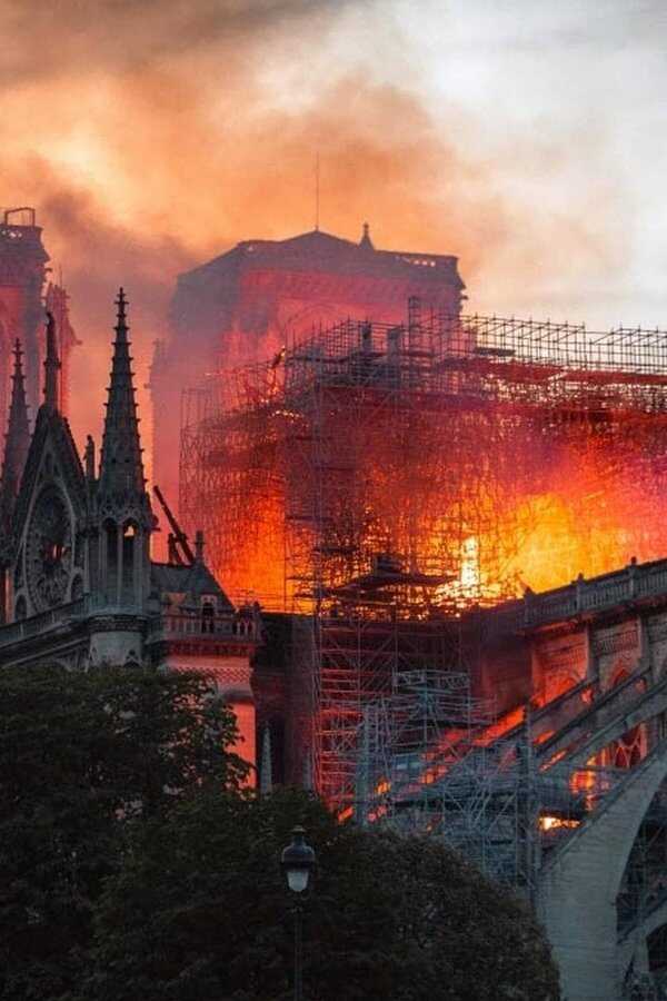 Arde Notre Dame (2022) 0